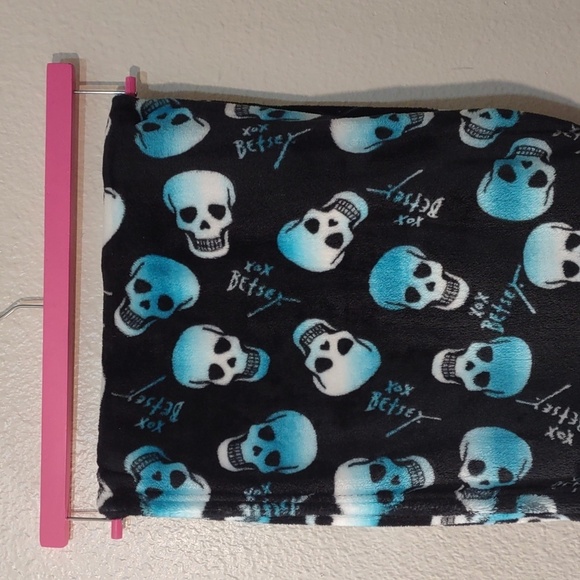 HALLOWEEN OMBRE BLUE SKULL ULTRA PLUSH THROW LUV BETSEY BY BETSEY JOHNSON - Picture 8 of 10